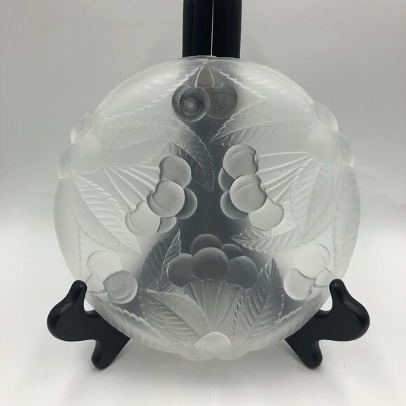 Vintage Frosted Glass Salad Plates Dinnerware Fruit Design Set of 2 Scalloped - Picture 5 of 10